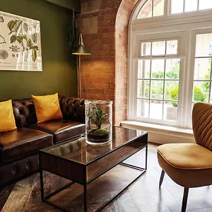 Apartment The Botanist's Hideout - Luxury Retreat With Parking, York